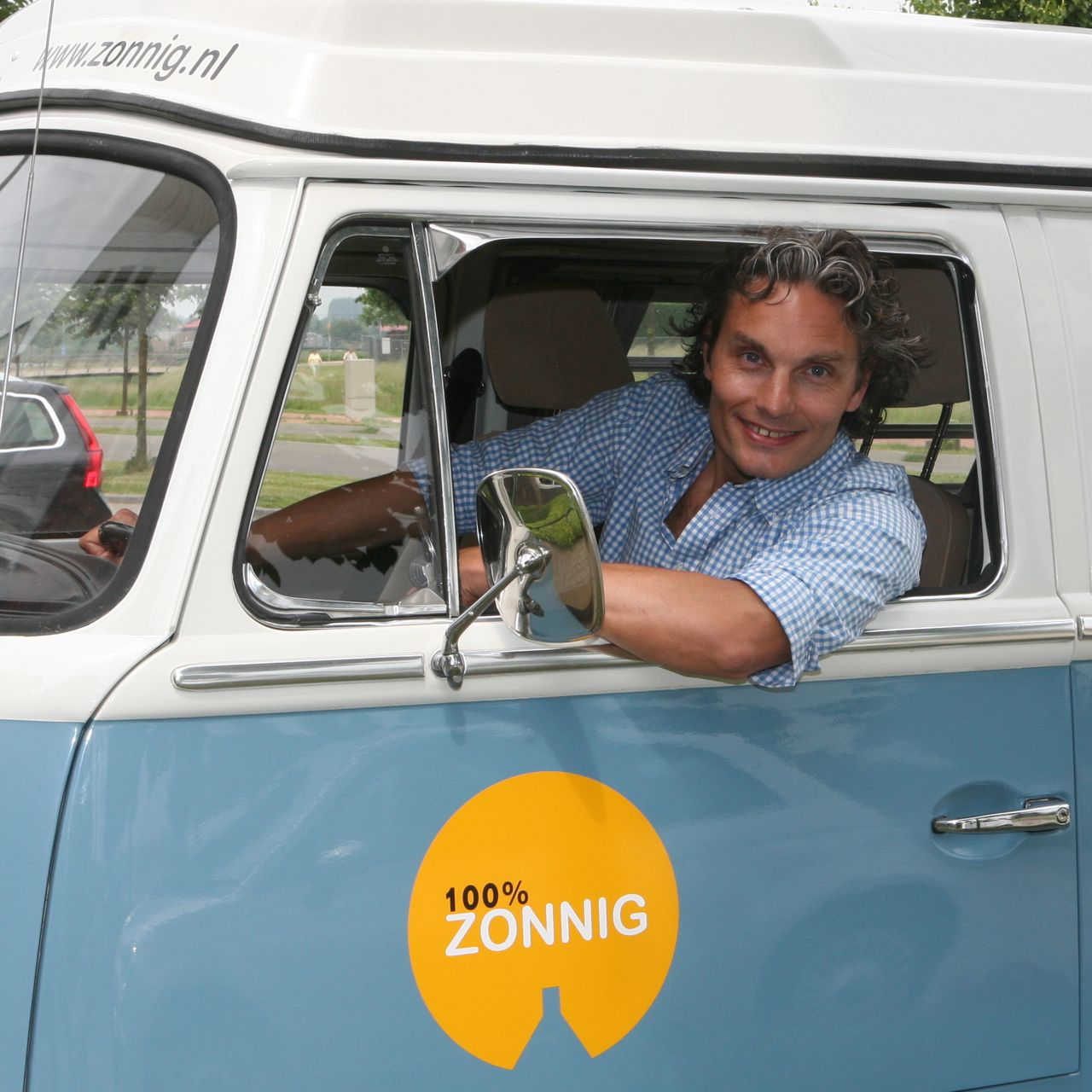 Marcel-in-busje-voor-Twitter-100%-zonnig